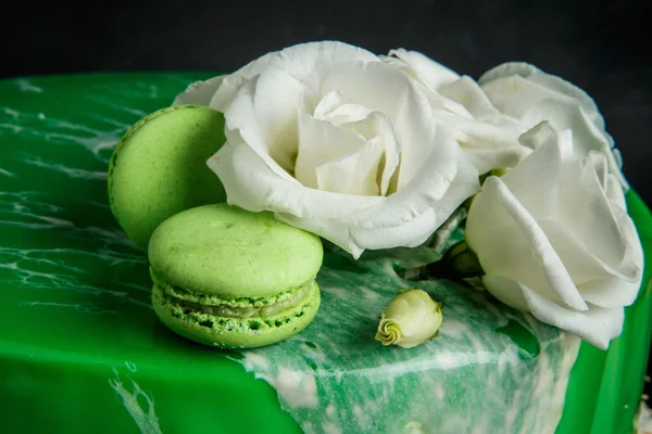 Closeup Cobertura Bolo Verde Envidraçado Decorado Com Flores Brancas Macaroons — Fotografia de Stock