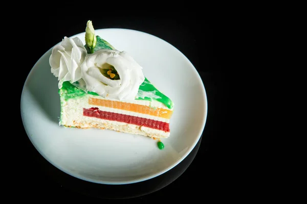 Stück Leckeren Grün Glasierten Kuchen Mit Gelben Und Roten Gelee — Stockfoto