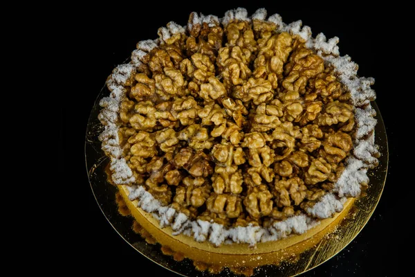 Ronde Biscuit Taart Bedekt Met Amandelen Zwarte Spiegel Achtergrond Van — Stockfoto