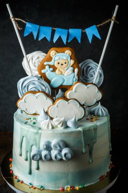 doğum günü pastası gingerbread, bizet ve zephyr gökyüzü tema ile dekore edilmiş