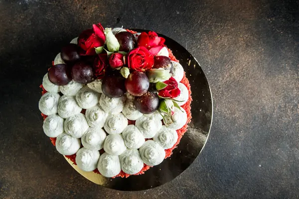 Cobertura Bolo Bonito Decorado Com Bizet Branco Uvas Rosas — Fotografia de Stock