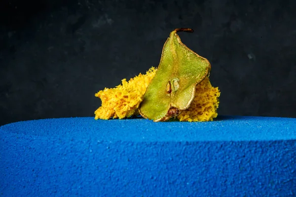 Gros Plan Bleu Gâteau Rond Décoré Poire Séchée Des Morceaux — Photo