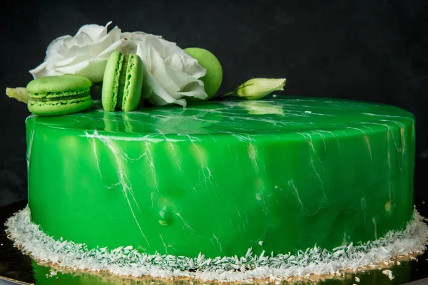 Bolo Verde Mousse Decorado Com Flores Brancas Pedaços Coco Macaroons — Fotografia de Stock