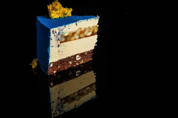 Stück Blauer Mousse Kuchen Mit Gelber Biskuitdekoration Auf Der Oberseite — Stockfoto