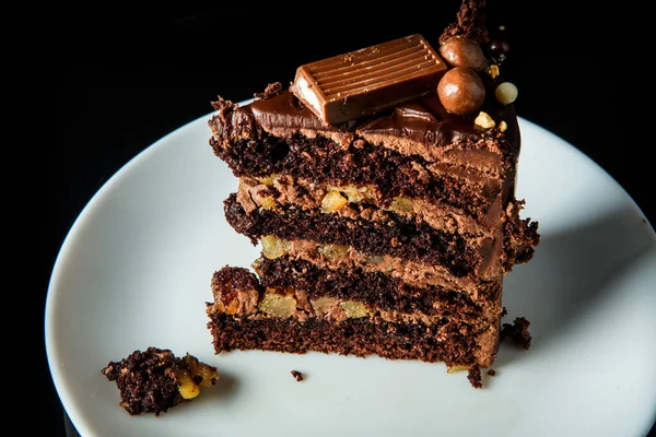 krem lezzetli çikolatalı kek parçası closeup Inter katman siyah arka plan üzerine beyaz tabakta servis çikolata şeker ile dekore edilmiş