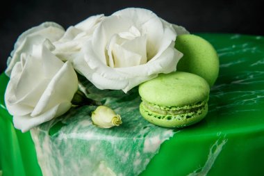 sırlı yeşil kek makro görünümü closeup beyaz çiçekler ve macaroons ve dekorasyon