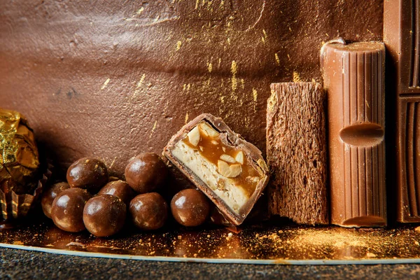 Primer Plano Pastel Chocolate Decorado Con Caramelos Espolvoreado Con Oro —  Fotos de Stock