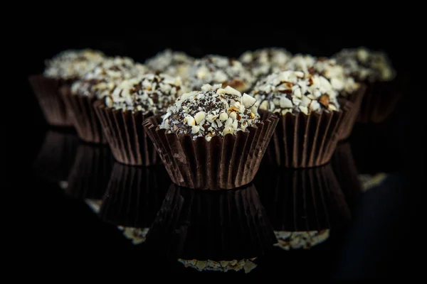 Gros Plan Nombreux Bonbons Chocolat Ronds Avec Copeaux Noix Coco — Photo