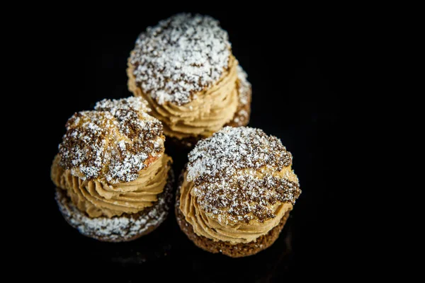 Вид Сверху Три Французских Десерт Сью Карамельным Кремом Заполнения Подается — стоковое фото
