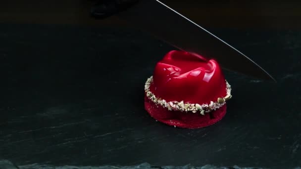 おいしいムスク デザート乾燥バナナで飾られ 鏡黒の背景に赤い釉薬でコーティング — ストック動画