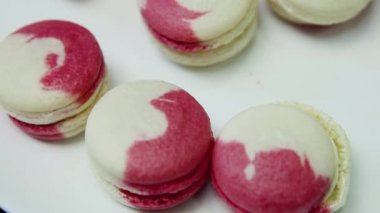 Birçok Fransız tatlı macaroons üzerinde beyaz backgrond krem intercalaire ile üzerinde aşağı Panorama