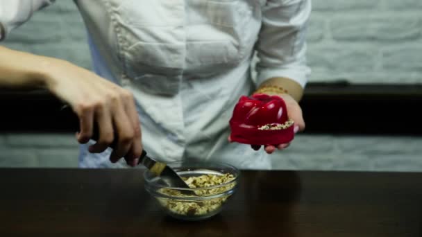 Nahaufnahme Konditor Nimmt Rot Glasierte Mousse Dessert Blank Aus Metallständer — Stockvideo