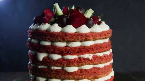 Bella Torta Multistrato Con Bianco Arioso Bizet Uva Rossa Rose — Video Stock