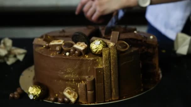 Панорама Крупным Планом Шоколадный Торт Украшенный Конфетами Посыпанный Пищевым Золотом — стоковое видео