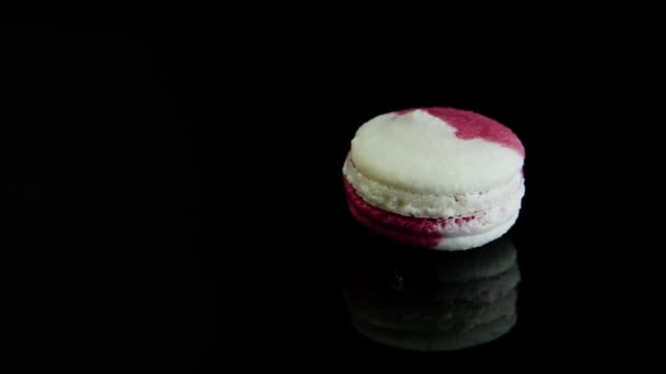 Macaron Dessert Francese Bianco Rosa Con Intercalaire Cremoso Ruota Lentamente — Video Stock