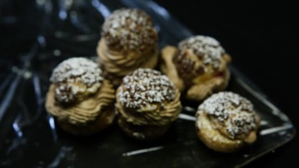 Primer Plano Sabroso Postre Francés Profiterole Con Relleno Crema Caramelo — Vídeo de stock