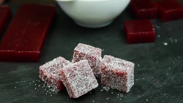 Süßwaren Hand Legt Kleine Stück Handgemachte Karminrote Marmelade Mit Zucker — Stockvideo
