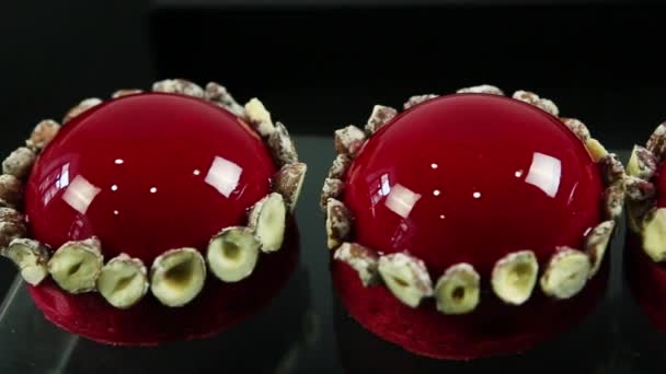 Три Десерта Мусса Украшенные Сушеными Бананами Покрытые Красной Глазурью Прозрачной — стоковое видео