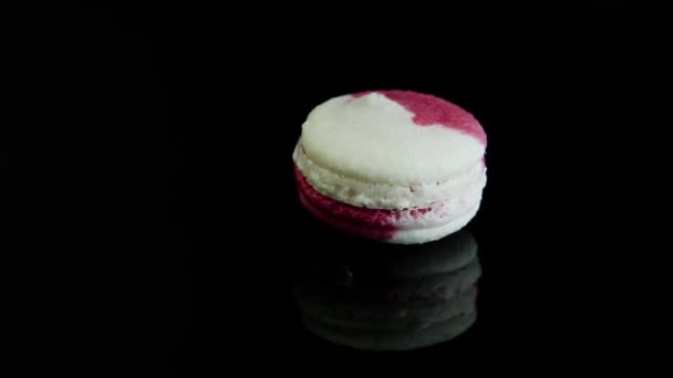 Macarrón Postre Francés Blanco Rosa Con Intercalaire Cremoso Gira Lentamente — Vídeo de stock