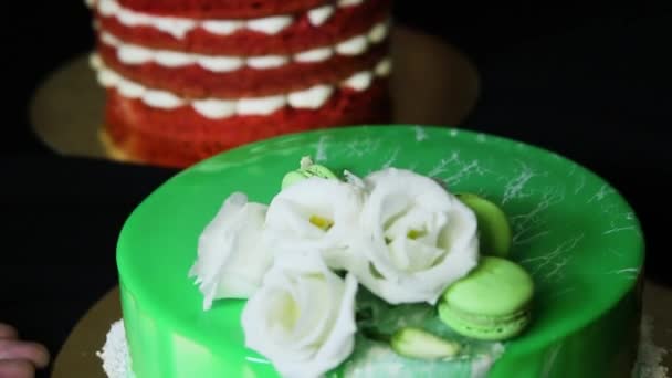 Closeup White Flowers Macaroons Decoration Glazed Green Cake — Stock Video
