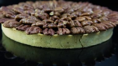 el yapımı yuvarlak bisküvi pasta siyah ayna arka planda yukarıdan badem ile kaplı büyütmek