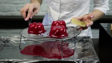 pudra kırmızı sırlı Mus tatlı metal standından boş al ve Çikolata dolgulu kurabiye koyar