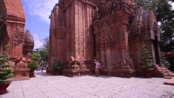 庆越南 2015年6月26日 游客在越南文化中心遗址行动计划推行巴 Ponagar 6月26日在庆和芽庄拍摄图片 — 图库视频影像