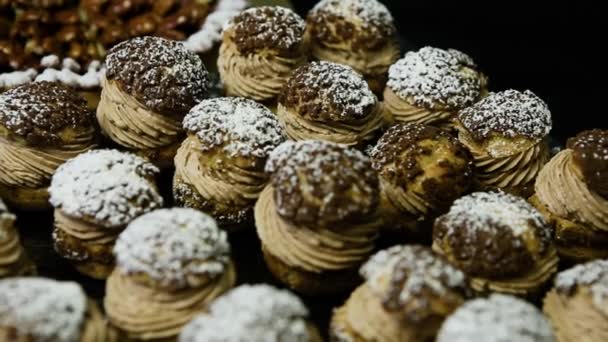 Panorama Vers Bas Sur Savoureux Dessert Français Shu Avec Garniture — Video