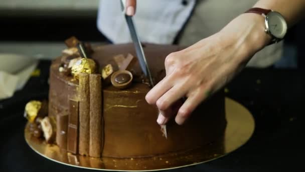 Manos Confitero Cortado Por Cuchillo Gran Pastel Chocolate Fabuloso Decorado — Vídeo de stock