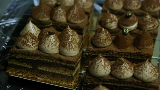 Panorama Haut Sur Nombreuses Tranches Gâteau Opéra Décorées Crème Blanche — Video