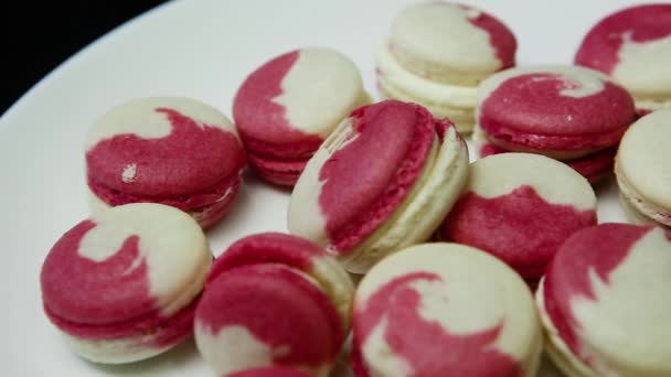 Panorama Direito Muitos Chicote Francês Macaroon Sobremesa Rosa Com Intercalário — Vídeo de Stock