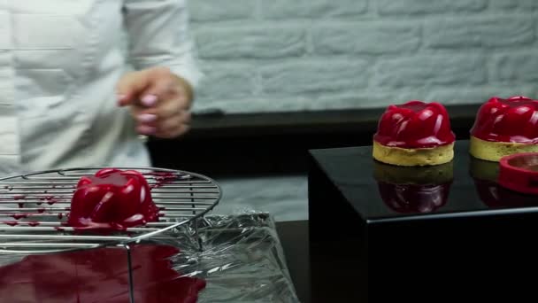 Pasticceria Prendere Rosso Smaltato Mousse Dessert Vuoto Stand Metallo Mette — Video Stock