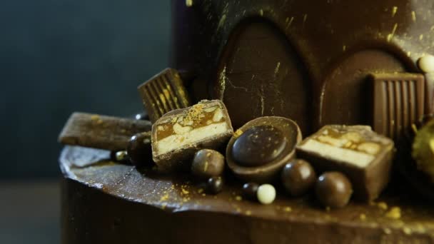 Primer Plano Fabuloso Pastel Chocolate Decorado Con Caramelos Espolvoreado Con — Vídeos de Stock