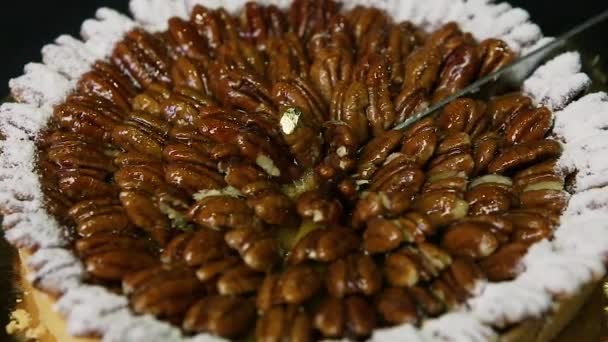 Macro Vue Gâteau Biscuit Rond Recouvert Amandes Coupées Couteau — Video