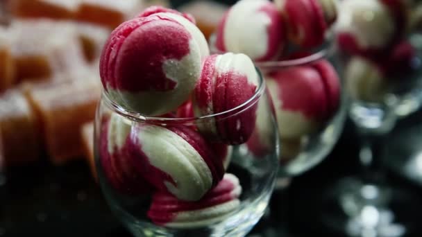 Closeup Panorama Witte Roze Franse Dessert Macaroon Met Romige Intercalaire — Stockvideo