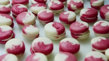Birçok Fransız tatlı macaroons üzerinde beyaz backgrond krem intercalaire ile üzerinde aşağı Panorama