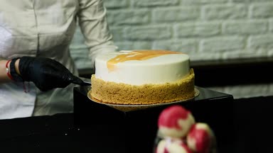 pudra el bıçak parlak mousse kek tarafından kesilmiş siyah arka plan üzerine beyaz ve sarı sır ile kaplı