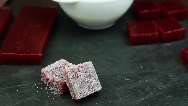 Şekerleme Yapımı Kızıl Marmelat Siyah Taş Zemin Üzerine Gruba Şekerle — Stok video
