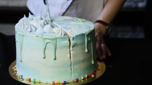 Mani Pasticciere Tagliare Torta Compleanno Decorata Con Pan Zenzero Bizet — Video Stock
