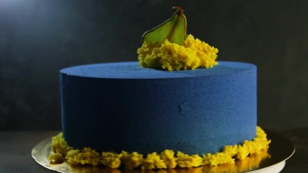 现代蓝圆蛋糕配上干梨和一块黄色海绵蛋糕在自己周围快速移动 — 图库视频影像