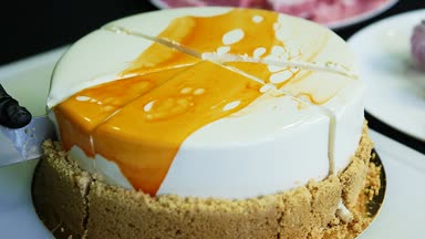 pudra eller bıçak parlak mousse kek tarafından kesilmiş siyah arka plan üzerine beyaz ve sarı sır ile kaplı