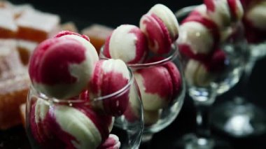 Beyaz ve pembe Fransız tatlı acıbadem kurabiyesi krem intercalaire uzun boylu gözlük ile Panorama