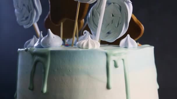 Primer Plano Hermoso Pastel Cumpleaños Decorado Con Panes Jengibre Bizet — Vídeo de stock