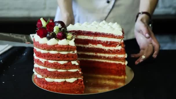 糖果显示红色多层蛋糕装饰白色比才 葡萄和红白玫瑰切割成两个部分 — 图库视频影像