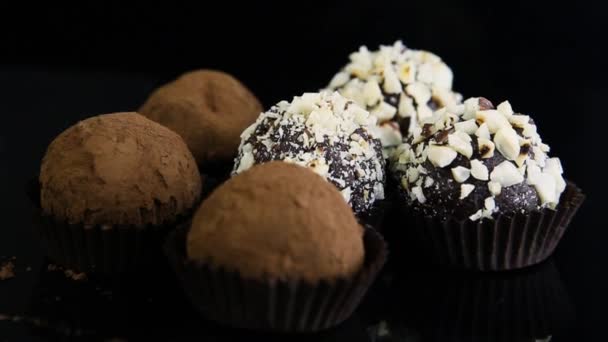 Primer Plano Dos Tipos Caramelos Chocolate Bola Redonda Decorados Con — Vídeo de stock