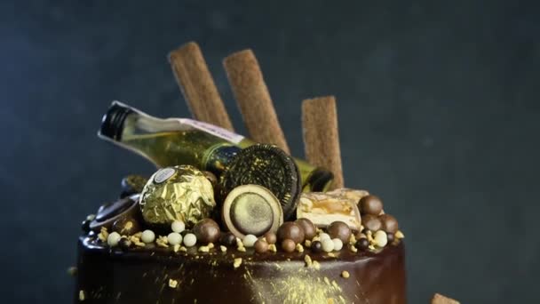 Closeup Fabuloso Bolo Chocolate Decorado Com Doces Polvilhado Com Ouro — Vídeo de Stock