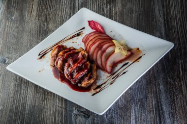 Dilimlenmiş ördek göğsünden güzel dekore edilmiş restoran yemeği.