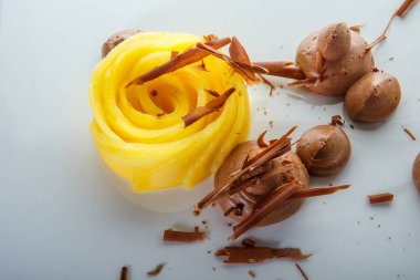 Orijinal meyve ve çikolatalı mus tatlısı üzerine makro manzara