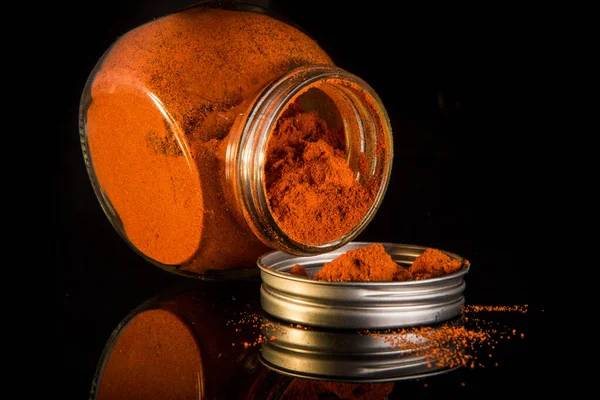 Őrölt piros paprika öntött üveg üveg fém borító — Stock Fotó