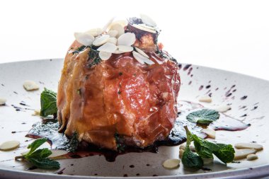 Elma tatlısı, fındık ve naneli makro görünüm.